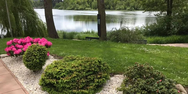 Jaro, léto i podzim přímo na břehu jezera: Polopenze, bazén i vířivka