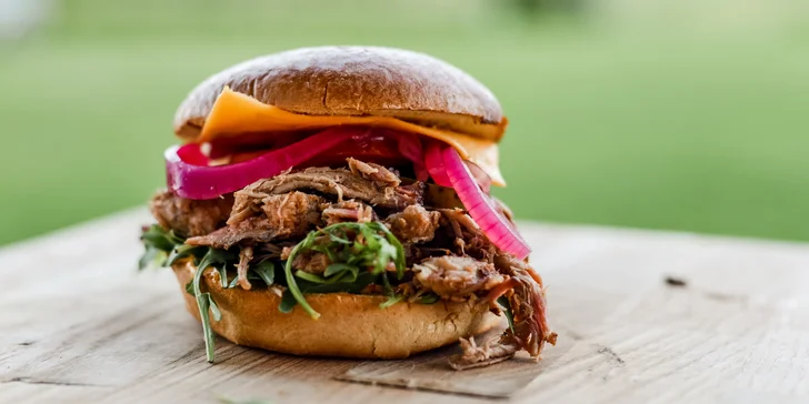 Pořádná nálož masa: burger s trhaným vepřovým pro 1 i 2 osoby nebo vepřová BBQ žebra