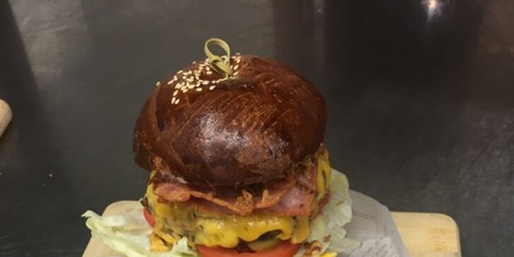 Pořádná nálož masa: burger s trhaným vepřovým pro 1 i 2 osoby či vepřová BBQ žebra