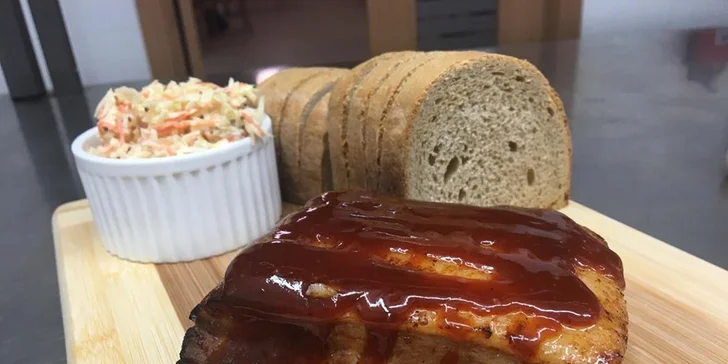 Pořádná nálož masa: burger s trhaným vepřovým pro 1 i 2 osoby či vepřová BBQ žebra