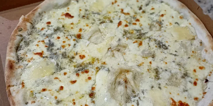 Pizza o průměru 32 cm podle výběru ze 43 druhů: rajčatový i smetanový základ, masové i vege druhy