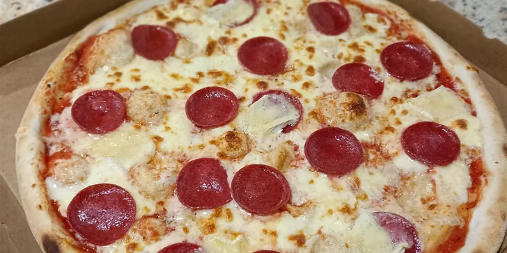 Pizza o průměru 32 cm podle výběru ze 43 druhů: rajčatový i smetanový základ, masové i vege druhy