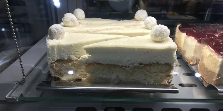 Dortík a káva dle výběru pro 1 či 2 mlsouny: Cheesecake, Sacher a další laskominy