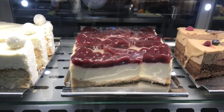 Dortík a káva dle výběru pro 1 či 2 mlsouny: Cheesecake, Sacher a další laskominy