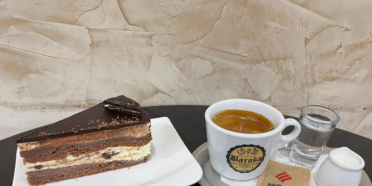 Dortík a káva dle výběru pro 1 či 2 mlsouny: Cheesecake, Sacher a další laskominy