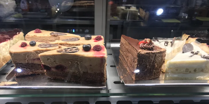 Dortík a káva dle výběru pro 1 či 2 mlsouny: Cheesecake, Sacher a další laskominy