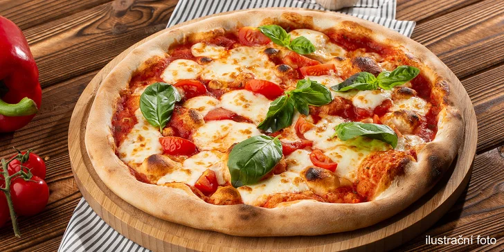 Pizza o průměru 32 cm podle výběru ze 43 druhů: rajčatový i smetanový základ, masové i vege druhy