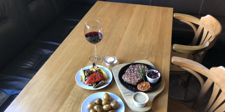 500g argentinský rump steak s přílohou i lahev červeného vína pro 2 osoby