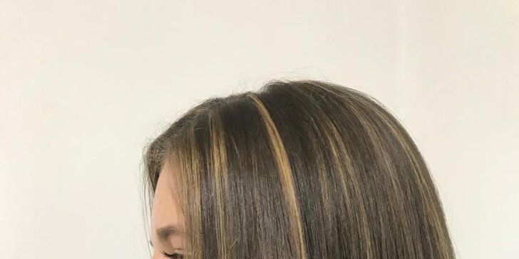 Dámský střih se stylingem nebo barvení či melír vlasů v Salonu Flair na Veleslavíně