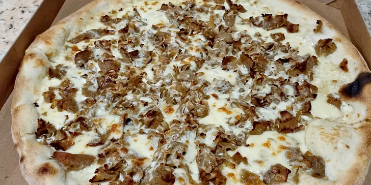 Pizza o průměru 32 cm podle výběru ze 43 druhů: rajčatový i smetanový základ, masové i vege druhy