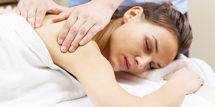 50minutová masáž zad a šíje dle výběru: relaxační nebo lávovými kameny