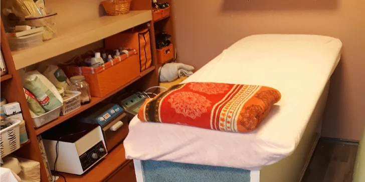 Dámská depilace vybraných partií voskem: podpaží nebo i brazilka