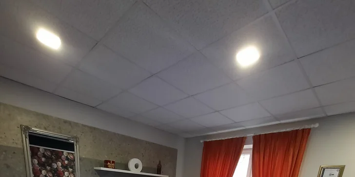 Klasická masáž zad a šíje či celého těla na 60–90 minut nebo reflexní terapie nohou a masáž lýtek i stehen