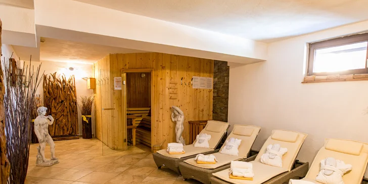 Zimní dovolená v regionu Dachstein West: polopenze, wellness, 2 km od skiareálu, děti zdarma
