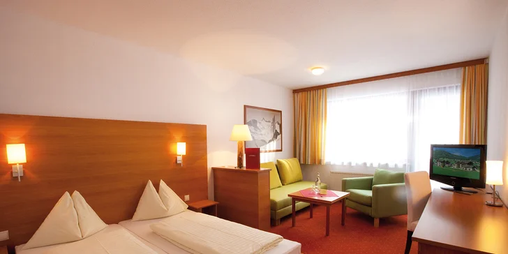 Zimní dovolená v regionu Dachstein West: polopenze, wellness, 2 km od skiareálu, děti zdarma