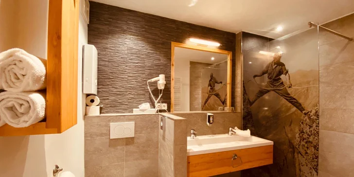 Zimní dovolená v regionu Dachstein West: polopenze, wellness, 2 km od skiareálu, děti zdarma