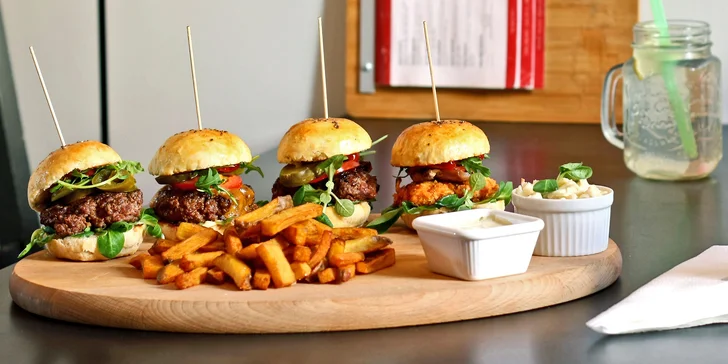 Bezva bašta pro dva na Porubě: 4 miniburgery, hranolky, salát a domácí limonáda podle chuti