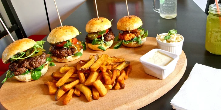 Bezva bašta pro dva na Porubě: 4 miniburgery, hranolky, salát a domácí limonáda podle chuti