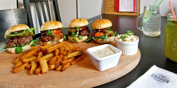 Bezva bašta pro dva na Porubě: 4 miniburgery, hranolky, salát a domácí limonáda podle chuti