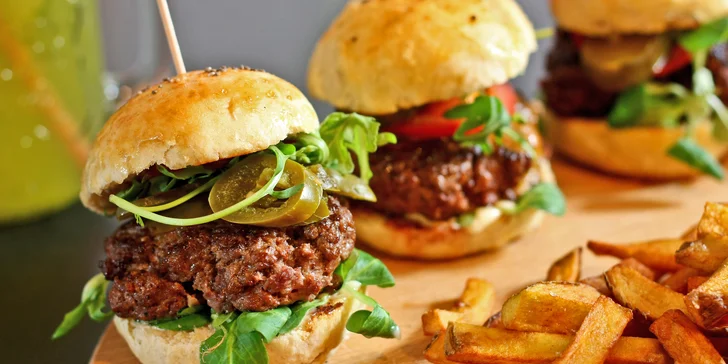 Bezva bašta pro dva na Porubě: 4 miniburgery, hranolky, salát a domácí limonáda podle chuti