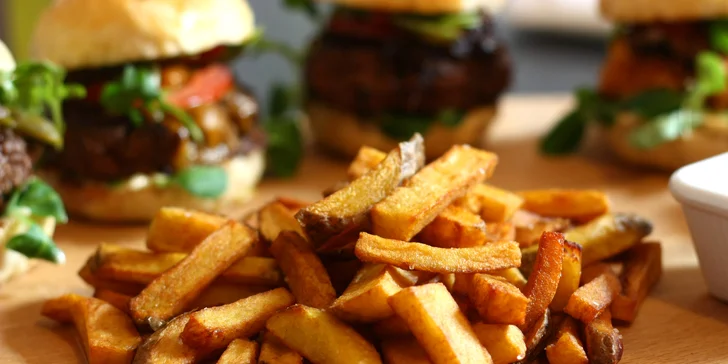 Bezva bašta pro dva na Porubě: 4 miniburgery, hranolky, salát a domácí limonáda podle chuti