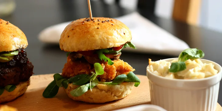 Bezva bašta pro dva na Porubě: 4 miniburgery, hranolky, salát a domácí limonáda podle chuti