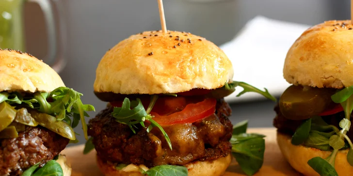 Bezva bašta pro dva na Porubě: 4 miniburgery, hranolky, salát a domácí limonáda podle chuti