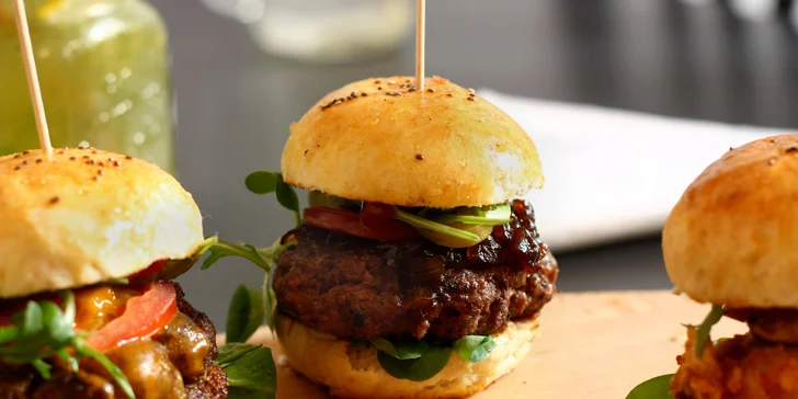 Bezva bašta pro dva na Porubě: 4 miniburgery, hranolky, salát a domácí limonáda podle chuti