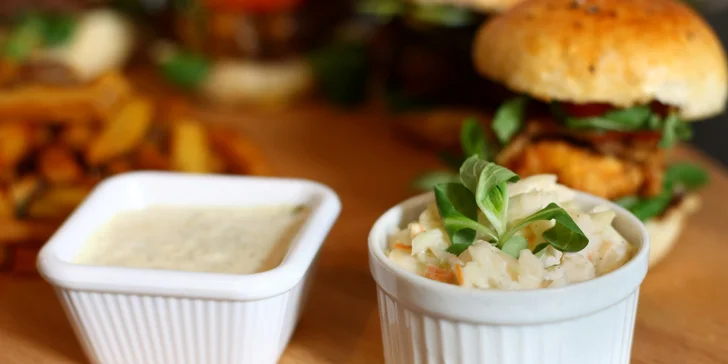 Bezva bašta pro dva na Porubě: 4 miniburgery, hranolky, salát a domácí limonáda podle chuti