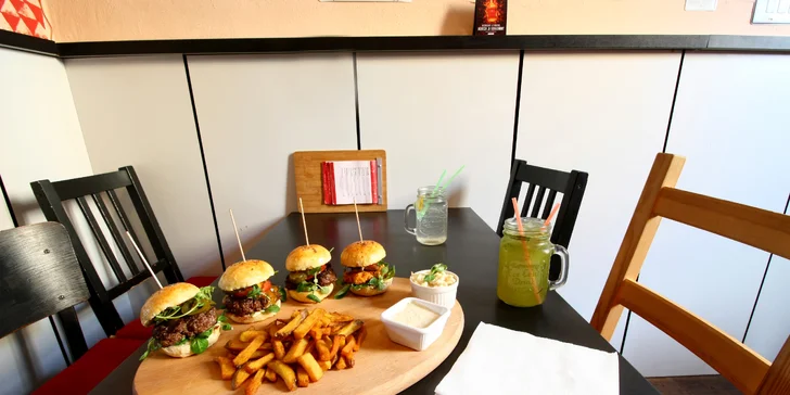 Bezva bašta pro dva na Porubě: 4 miniburgery, hranolky, salát a domácí limonáda podle chuti