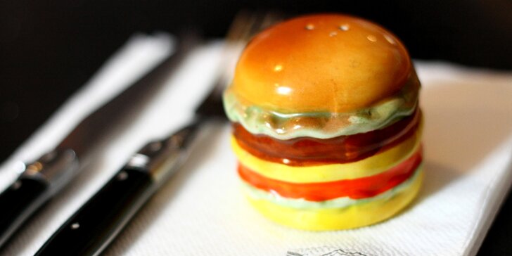 Bezva bašta pro dva na Porubě: 4 miniburgery, hranolky, salát a domácí limonáda podle chuti