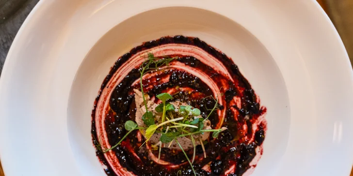Degustační menu pro dva: kachní paštika, hovězí tataráček, líčka na víně či losos a čokoládová pěna
