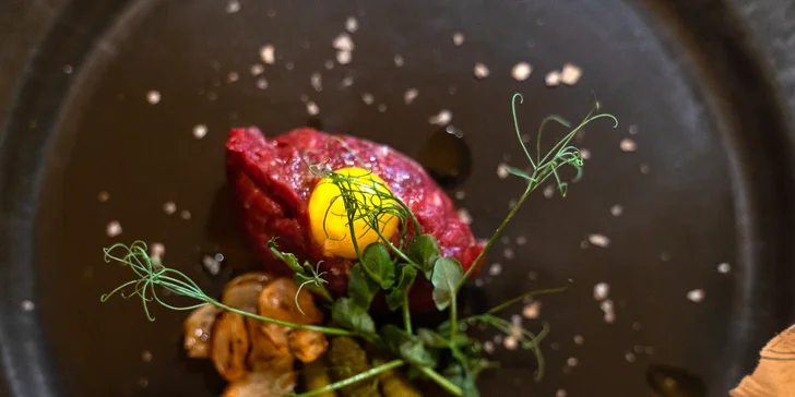 Degustační menu pro dva: kachní paštika, hovězí tataráček, líčka na víně či losos a čokoládová pěna