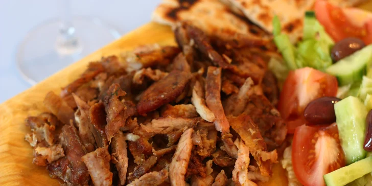 Gyros menu pro 2 osoby: talíř předkrmů, gyros v metaxové omáčce i mix dezertů