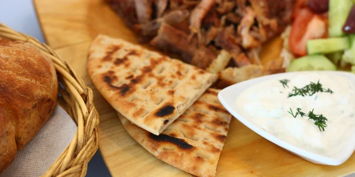 Gyros menu pro 2 osoby: talíř předkrmů, gyros v metaxové omáčce i mix dezertů