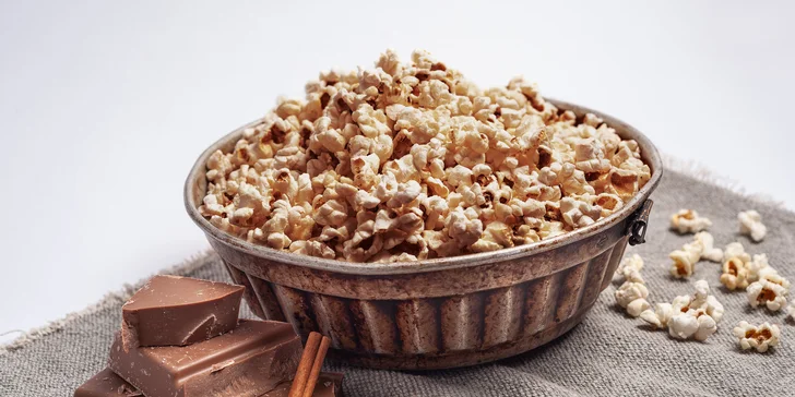 Až 5 l domácího popcornu s příchutí podle výběru, nápoje i vstupenky do kina
