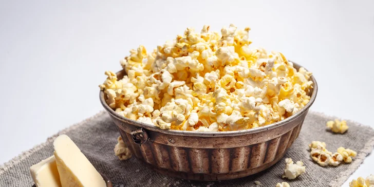 Až 5 l domácího popcornu s příchutí podle výběru, nápoje i vstupenky do kina