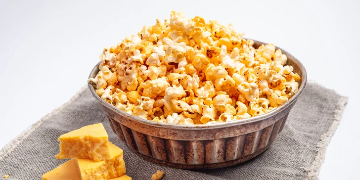 Až 5 l domácího popcornu s příchutí podle výběru, nápoje i vstupenky do kina