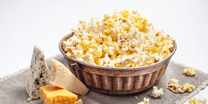 Až 5 l domácího popcornu s příchutí podle výběru, nápoje i vstupenky do kina
