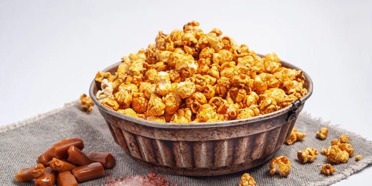 Až 5 l domácího popcornu s příchutí podle výběru, nápoje i vstupenky do kina