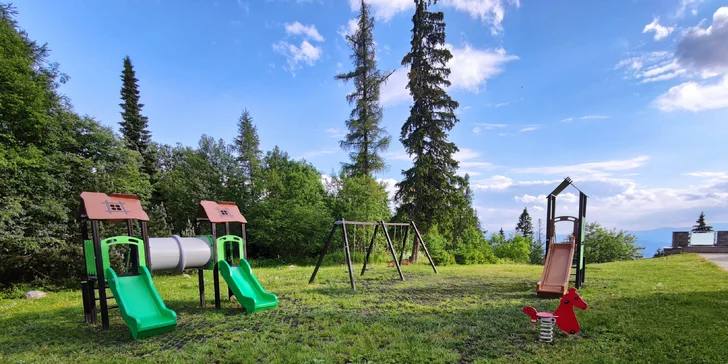 Romantický či rodinný pobyt u Štrbského plesa: polopenze, wellness, zábava a až 2 děti zdarma