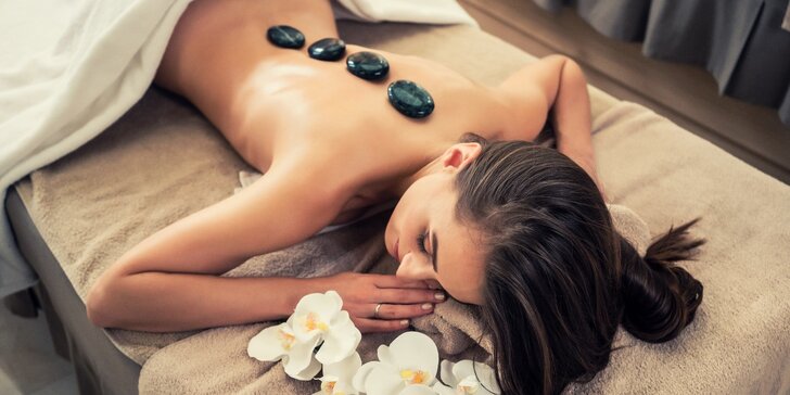 Ideální chvilka odpočinku: jemná relaxační masáž a zábal lávovými kameny
