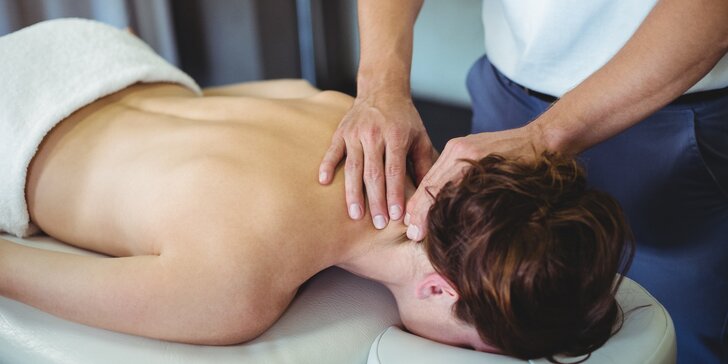 Fyzioterapie s masáží či tejpováním pro odbourání bolesti krční páteře a hlavy