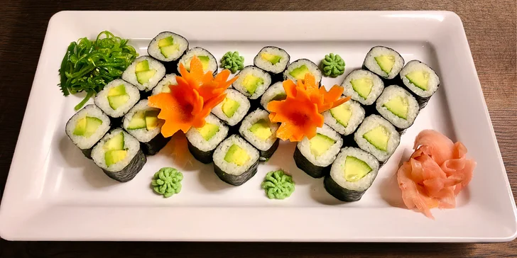 Zajděte na sushi set: 24 nebo až 52 rolek s lososem, krabem, úhořem i vege