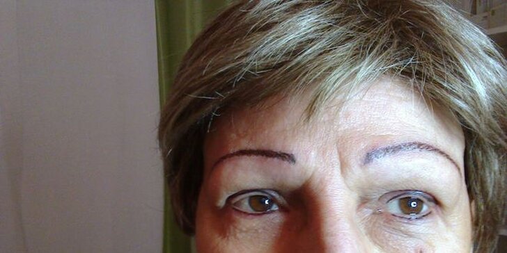Permanentní make-up: horní i dolní oční linky, pudrové obočí či rty
