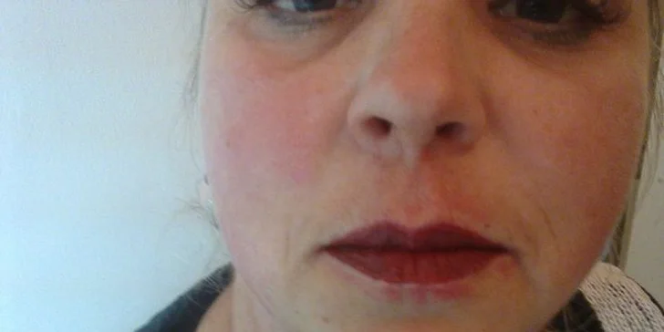 Permanentní make-up: horní i dolní oční linky, pudrové obočí či rty