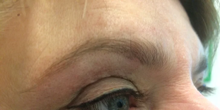 Permanentní make-up: horní i dolní oční linky, pudrové obočí či rty