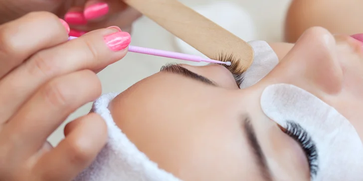 Oslňující pohled: Lash Lifting přírodních řas nebo laminace obočí