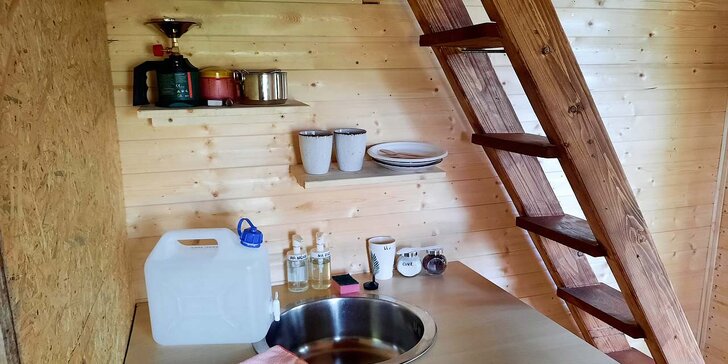 Romantika v souznění s přírodou: dřevěný domeček na samotě u lesa v Podkrkonoší