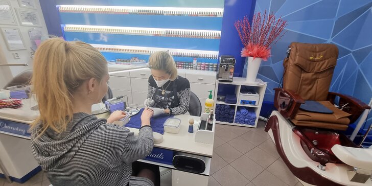Balíčky manikúry a pedikúry v salonu na Žižkově